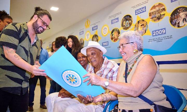 Filho e netos de Heitor dos Prazeres visitam barracão da Vila Isabel.