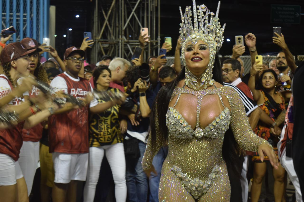 Com a presença da Rainha Viviane Araujo, Salgueiro e Beija-Flor foram destaque.