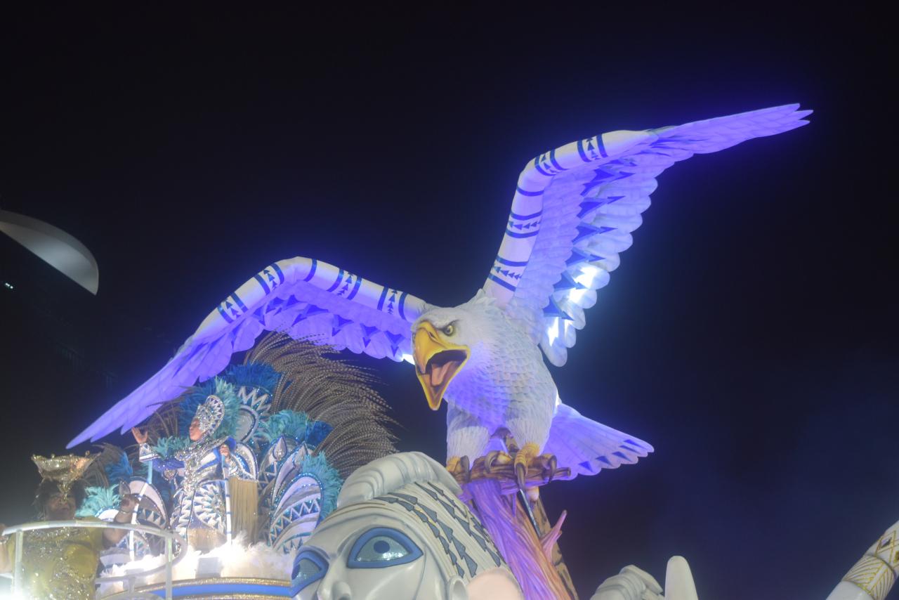 Com bonita plástica, desfile da Portela tem erros em evolução