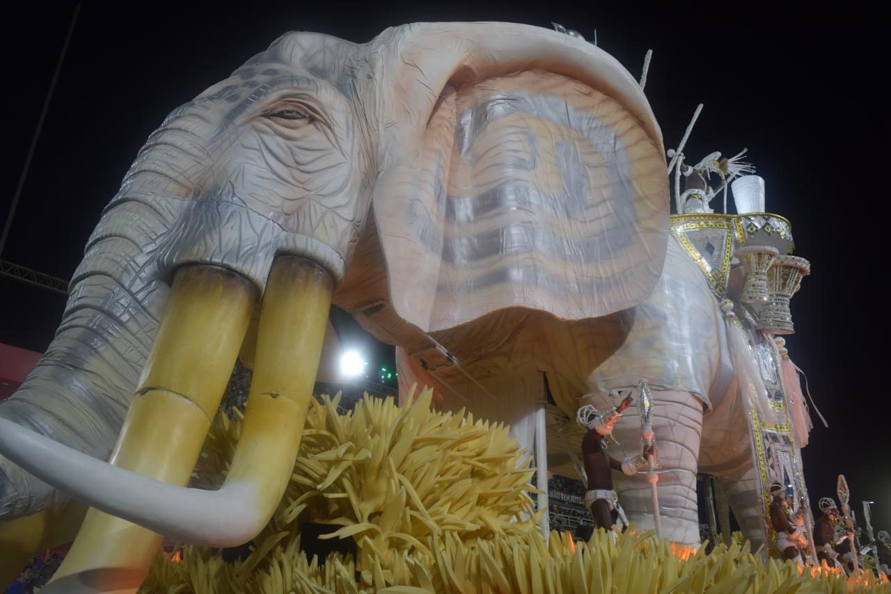 Mocidade faz um desfile marcado com problemas no abre-alas
