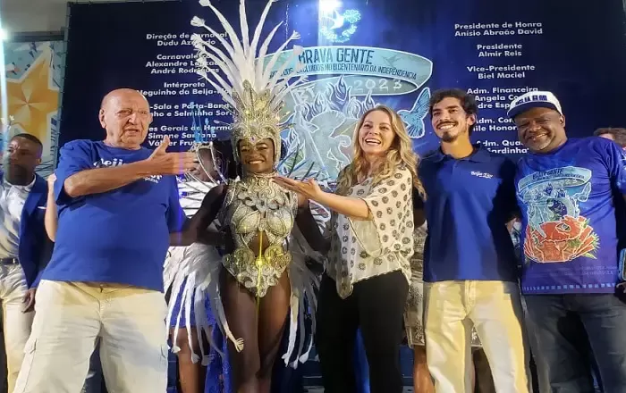 Com 15 anos, Lorena Raissa é a nova rainha de bateria da Beija-flor.