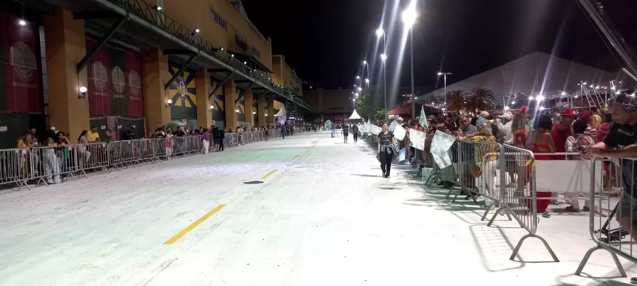 A sirene tocou! Mini desfiles marcam o início do Rio Carnaval 2023.