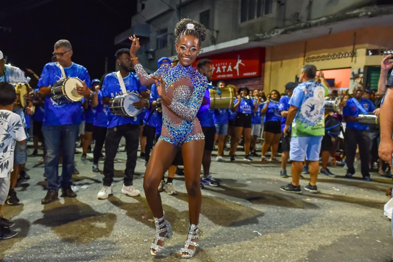 Beija-Flor recebe Mangueira para ensaio de rua em Nilópolis no sábado