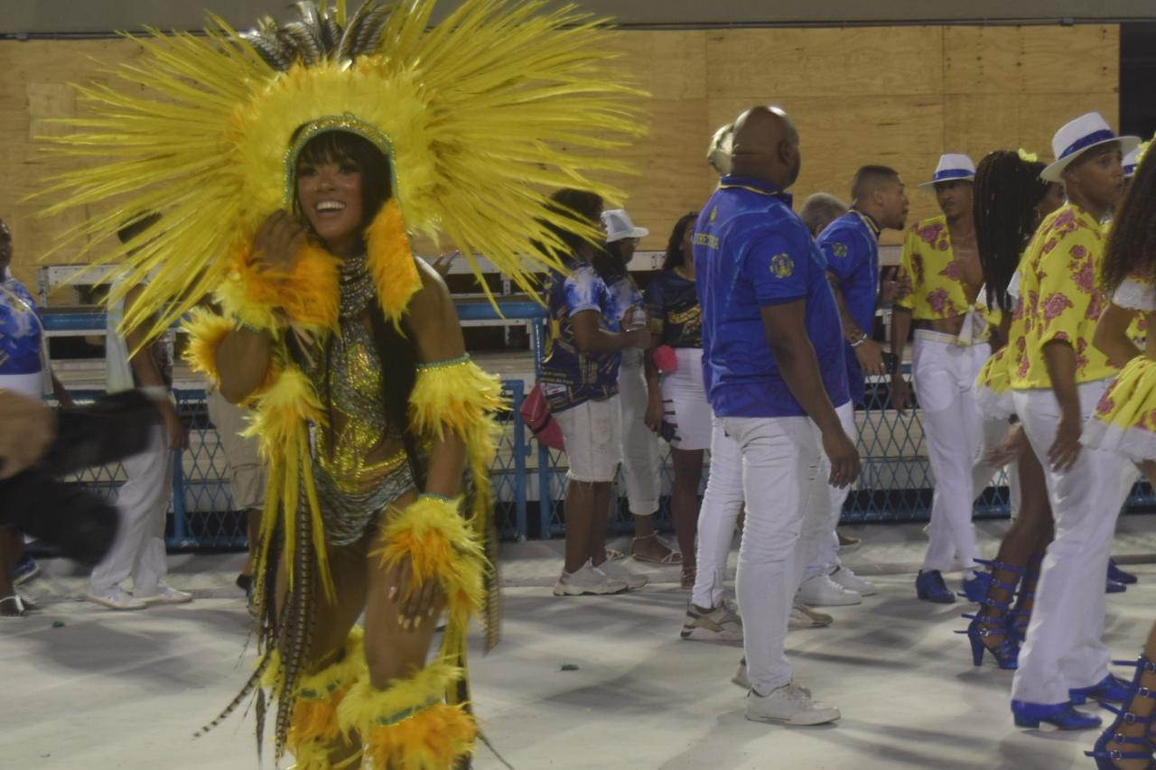 Com um bom samba e a bateria do Mestre Marcão, Tuiuti levanta público de Ensaio Técnico.