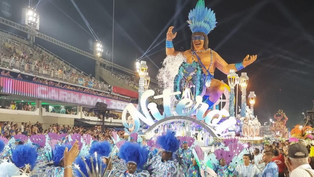 Estreando no carnaval carioca, Acadêmicos de Niterói exaltou os festejos da cidade de Araribóia.