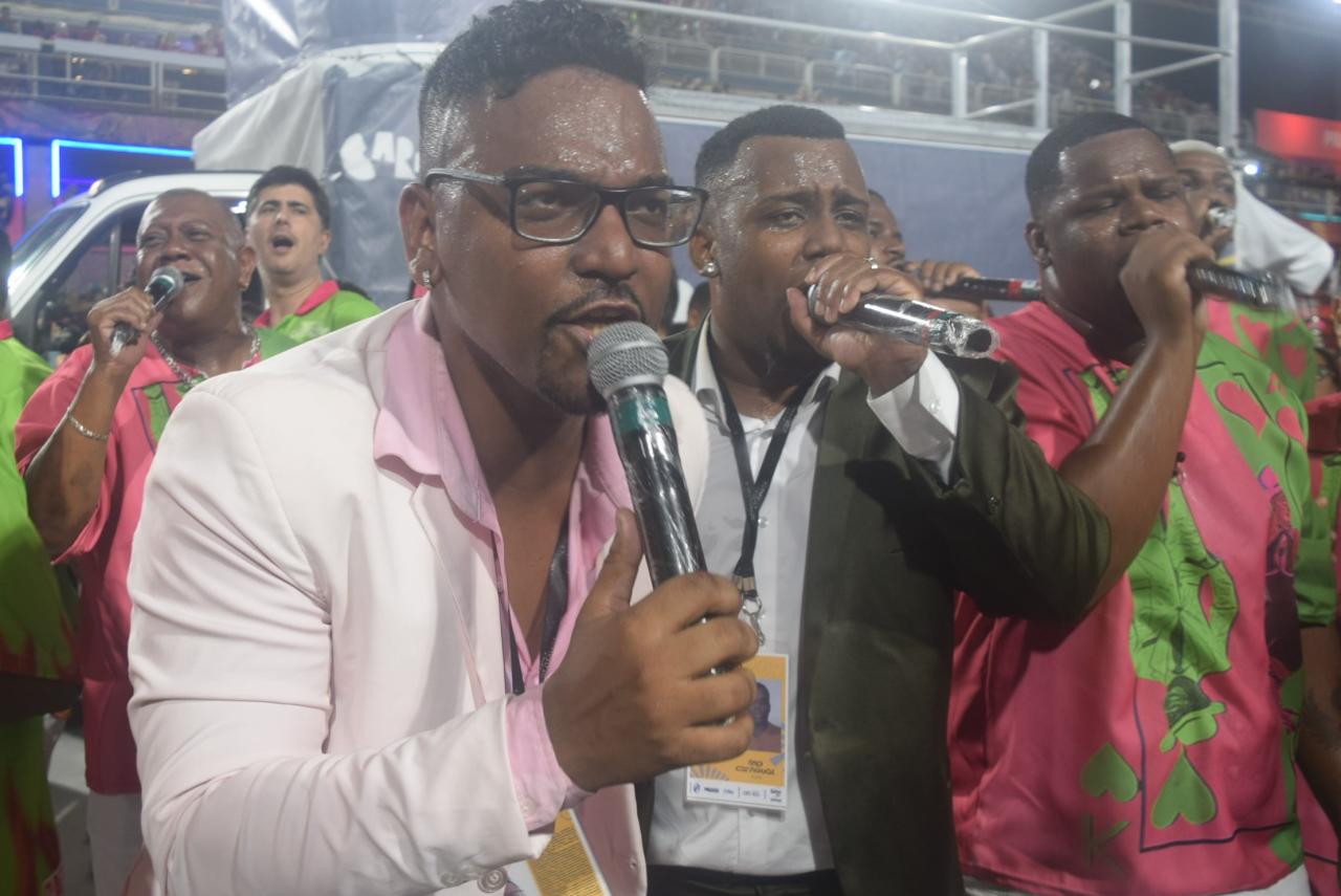 Lins faz um desfile marcado por problemas, e sofre com alegoria quebrada.