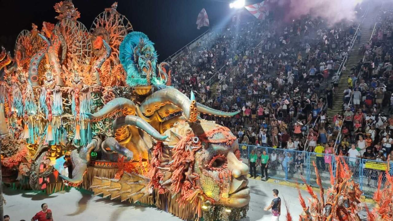 Viradouro faz desfile deslumbrante e correto e encanta a sapucaí