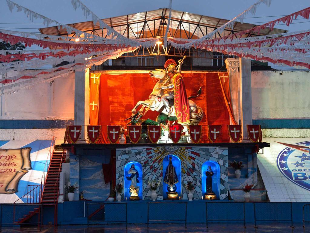 Beija-Flor de Nilópolis celebra o Dia de São Jorge com alvorada e missa na quadra.