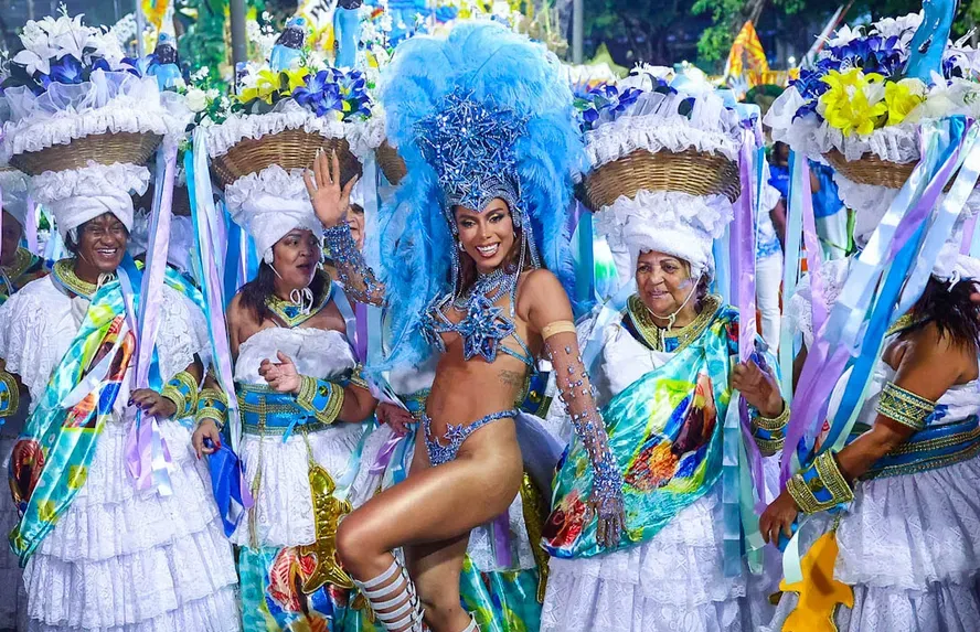Anitta vai homenagear escolas de samba do Rio no Carnaval 2024.