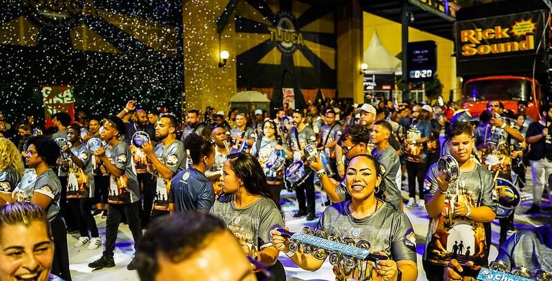 Segundo dia dos mini desfiles do Carnaval Carioca encanta público com shows.
