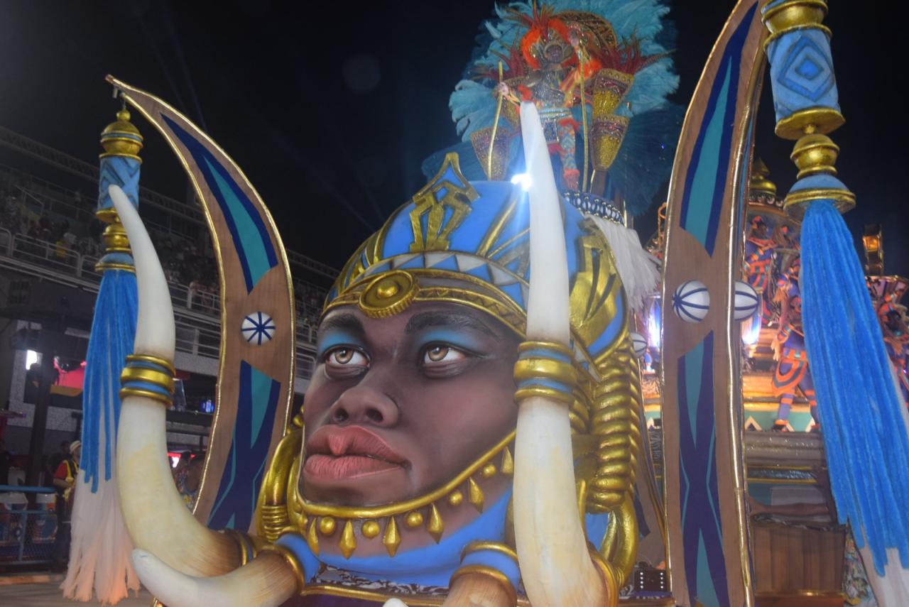 Com alguns problemas em evolução, Niterói faz desfile com boa plástica.