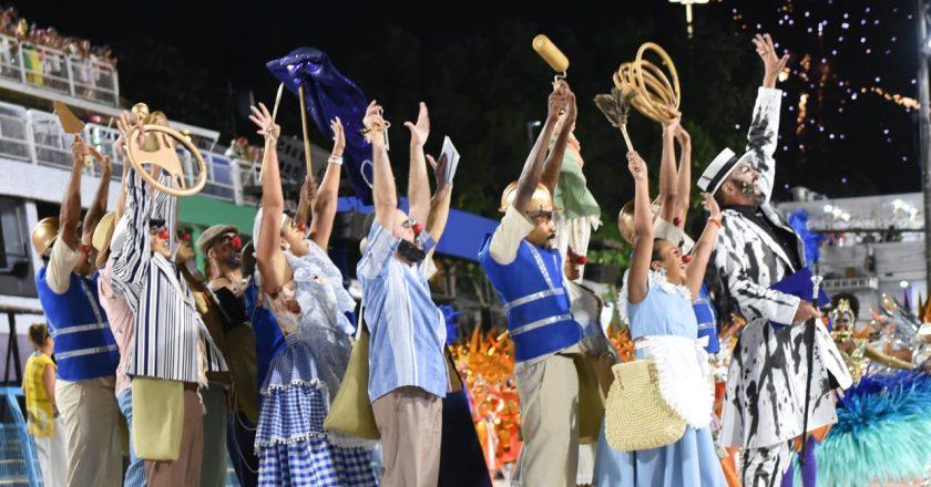 Com protesto do Presidente da Escola, Em Cima da Hora faz desfile irregular.