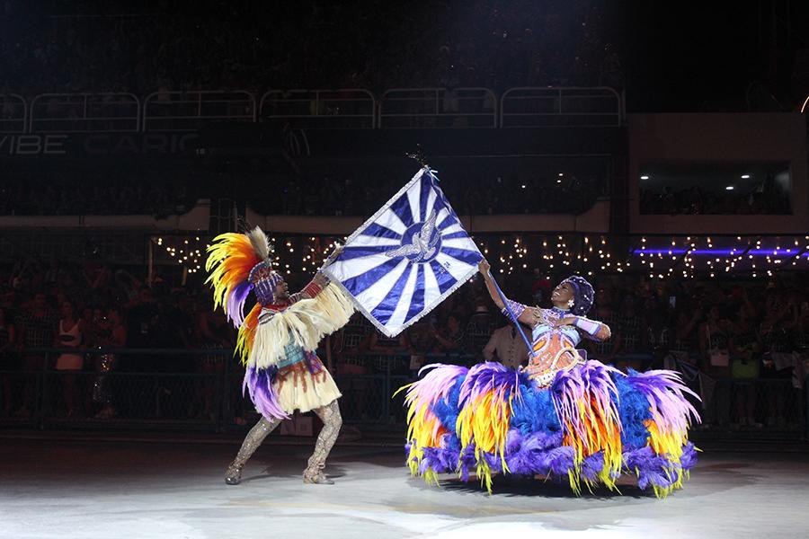 Com um bom samba, Portela tem início de desfile complicado.
