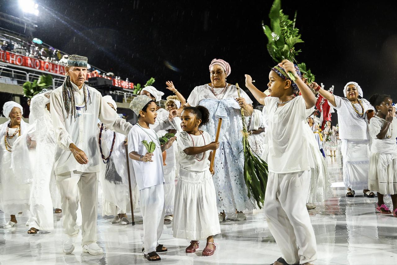 Escolas de samba do Rio Carnaval realizam lavagem simbólica da Sapucaí neste sábado (3).
