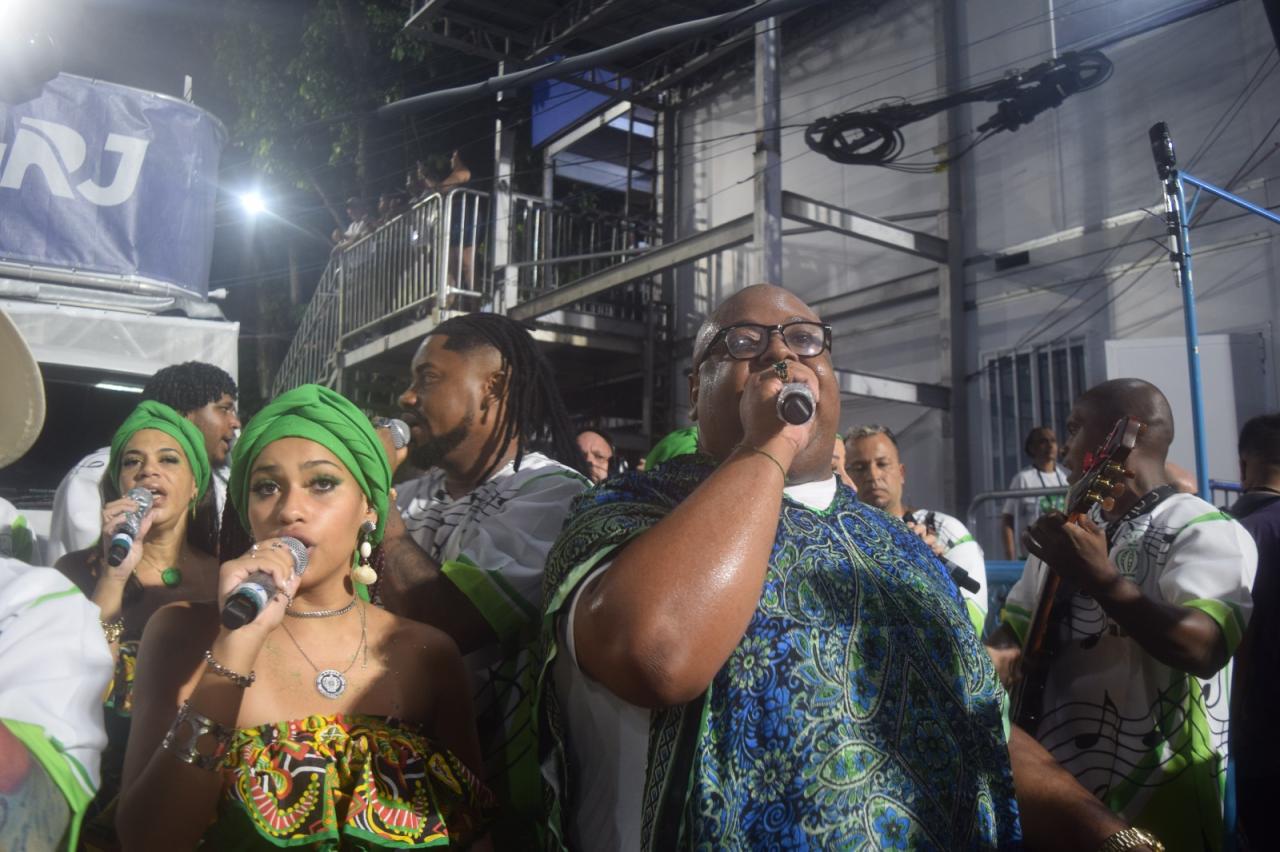 Império da Tijuca enfrenta princípio de incêndio, tem problemas na evolução e Rainha sem parte da fantasia