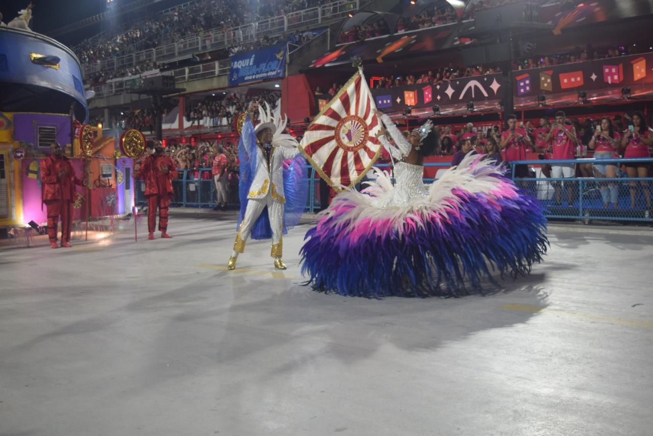 Maricá é meu País! Com desfile de Grupo Especial, Maricá levanta público com luxo e bom samba.