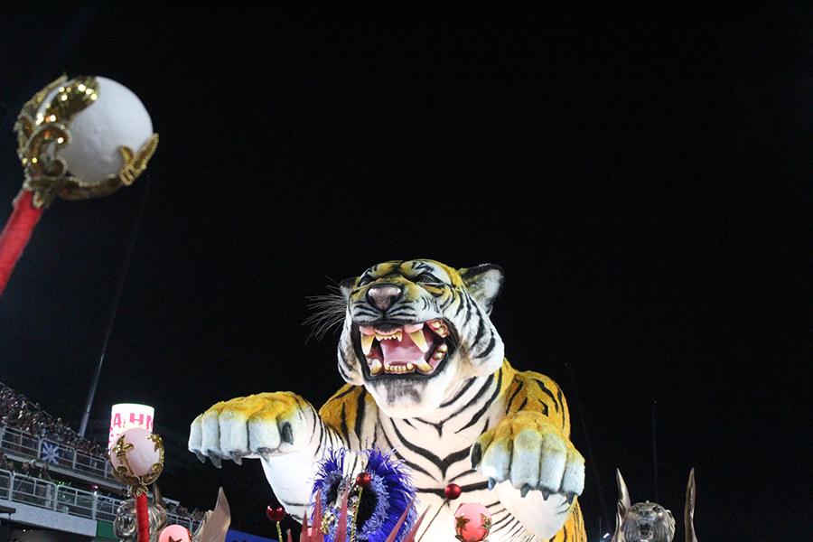 Porto da Pedra contagia com samba, mas desfile tem alguns problemas.