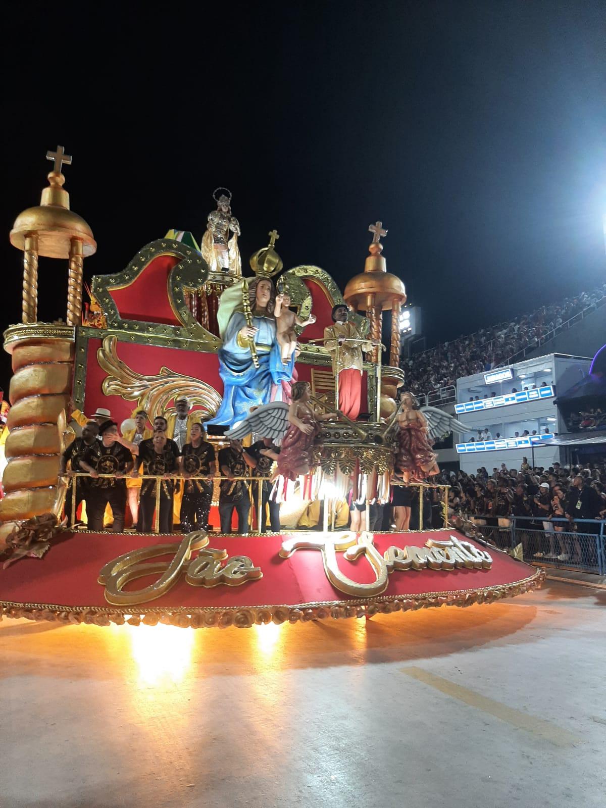 Com justa homenagem a Zé Katimba, São Clemente faz desfile com algumas falhas de acabamento.