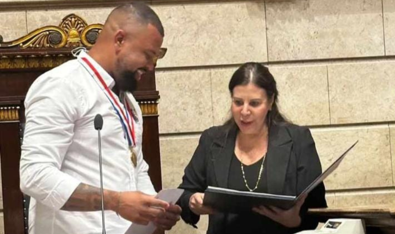 Mestre Dudu da bateria da Mocidade Independente de Padre Miguel recebe medalha Pedro Ernesto.