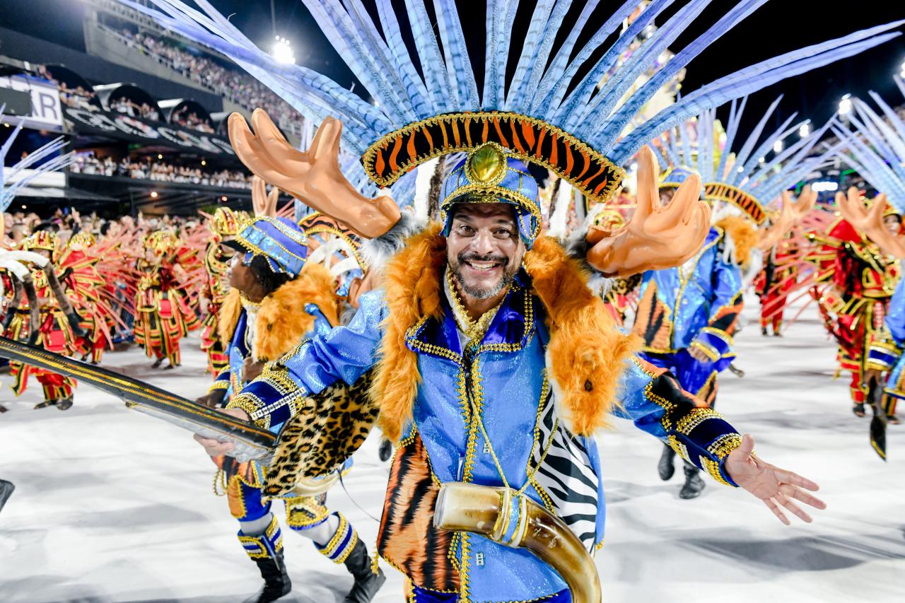 Unidos de Vila Isabel realiza inscrição de novos componentes da comunidade para Carnaval 2025 neste sábado.