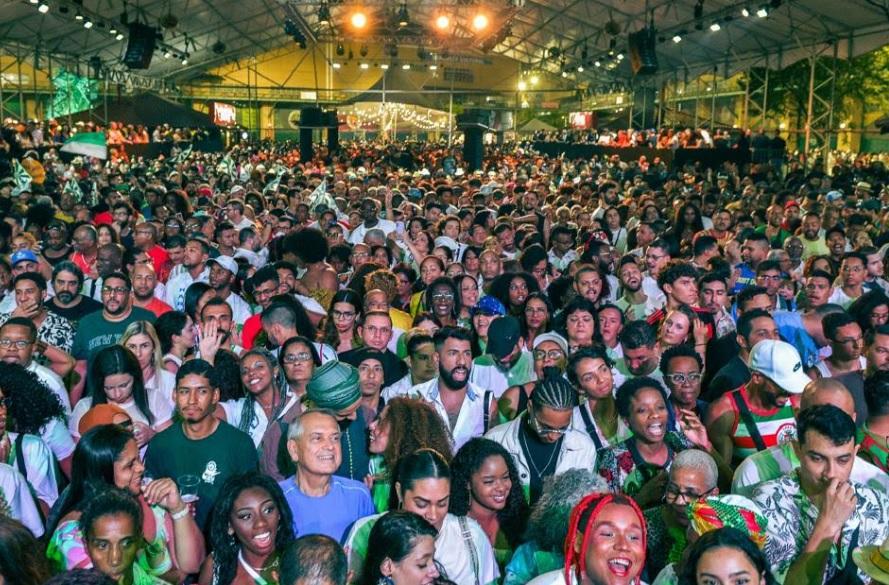 SUCESSO! Com Cidade do Samba lotada, escolas fazem o Lançamento dos Enredos.
