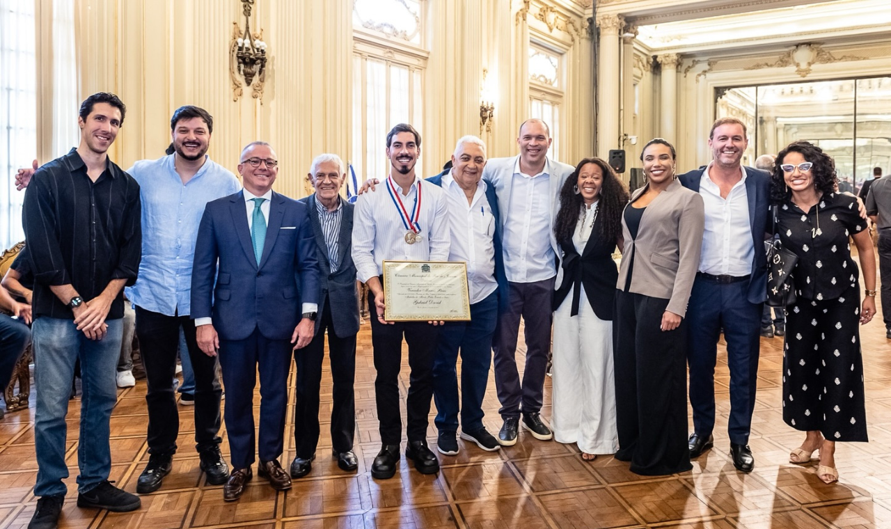 Presidente da Liesa, Gabriel David, recebe medalha Pedro Ernesto.