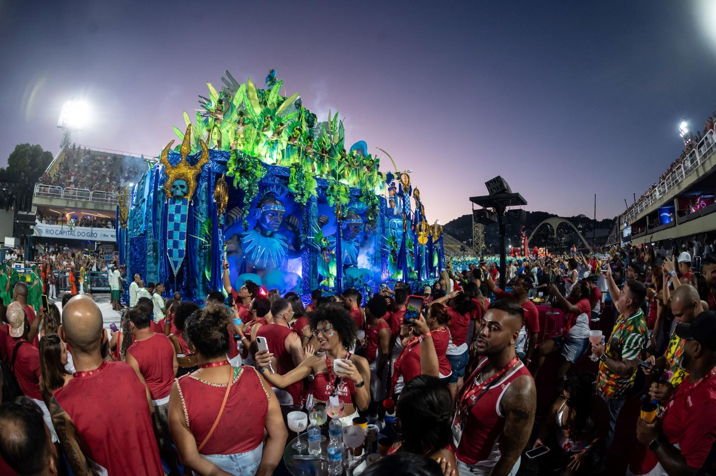 Carnaval 2025: Rio Praia Camarote moderniza marca e anuncia pré-venda de ingressos para a Sapucaí.