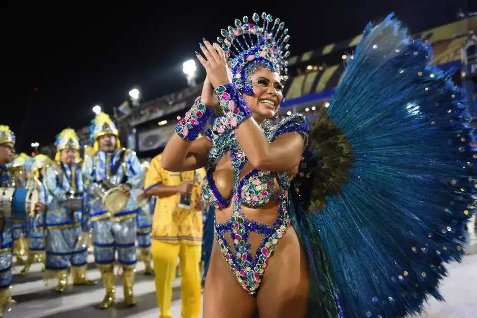 Internada, Lexa recebe homenagem da Unidos da Tijuca após deixar posto de rainha de bateria.