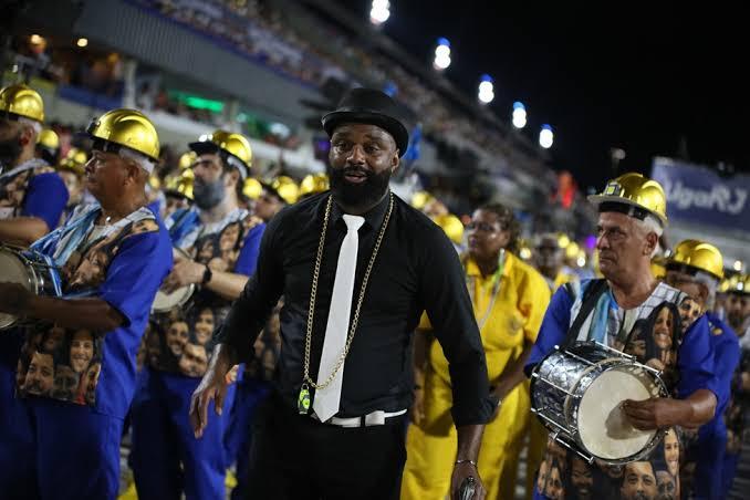 Mestre Léo Capoeira, aniversariante do dia, receberá homenagem pelos 15 anos de carreira antes do ensaio técnico da Em Cima da Hora na Sapucaí.