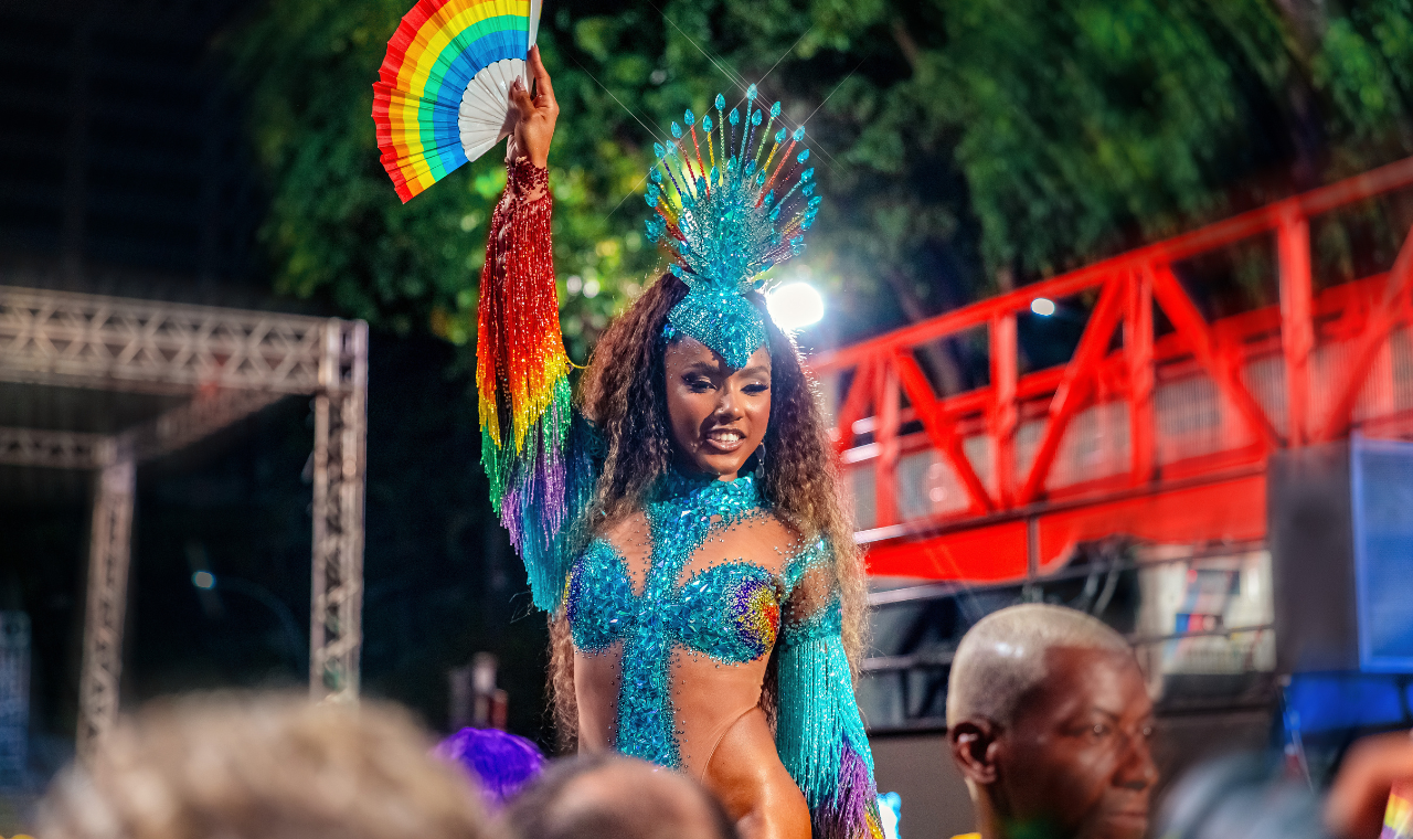 Mayara Lima representa resistência da comunidade LGBTQIAPN+ e faz performance com bateria em ensaio técnico deste sábado (01)