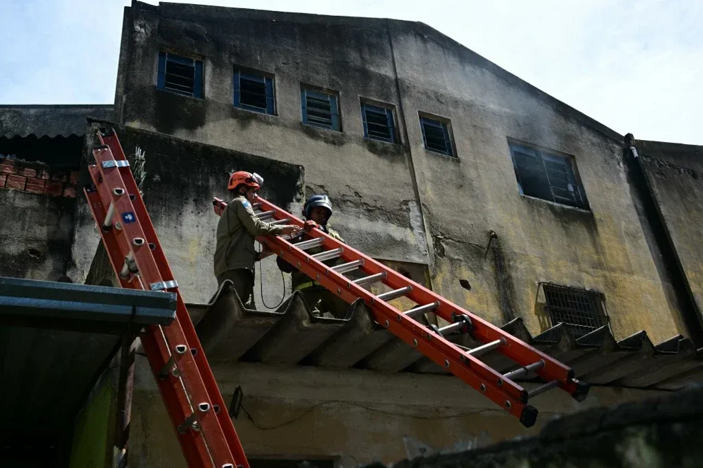 RJ – Incêndio em Ramos, destrói fábrica de fantasias de carnaval.