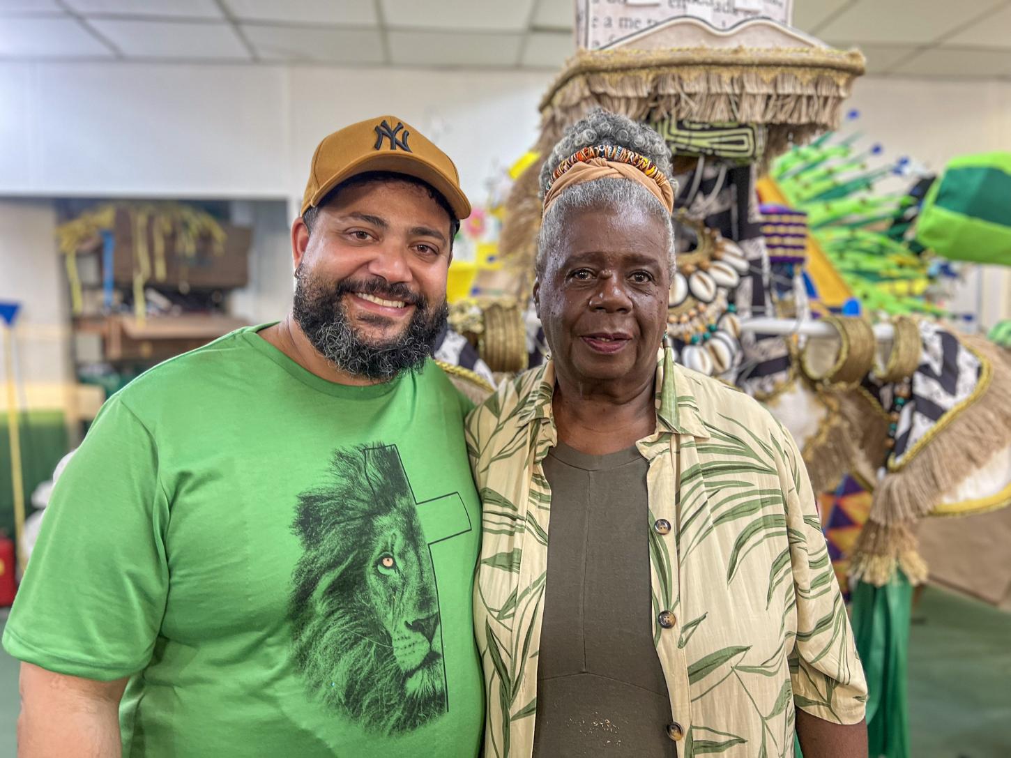 'Amei todas', diz Conceição Evaristo após visita ao ateliê de fantasias do Império Serrano para 2026.