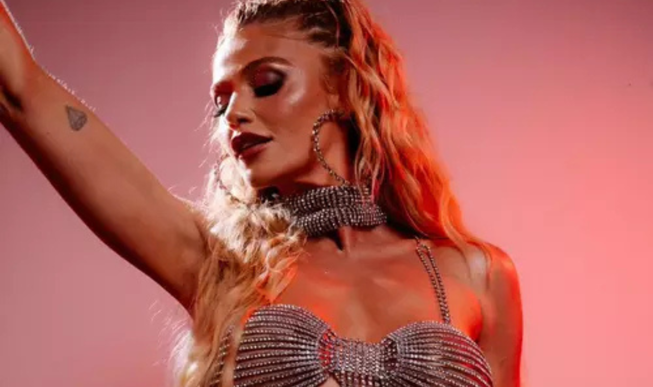 Cintia Dicker é anunciada como nova musa do Salgueiro