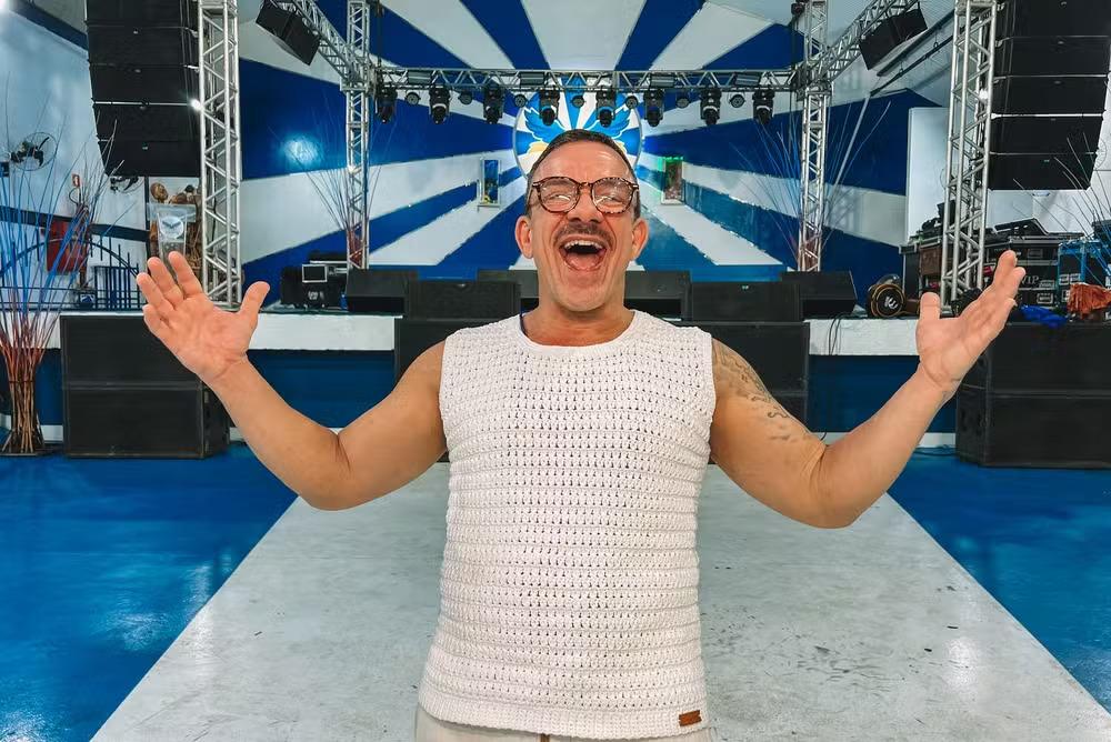 Zé Paulo Sierra assume o microfone da Portela