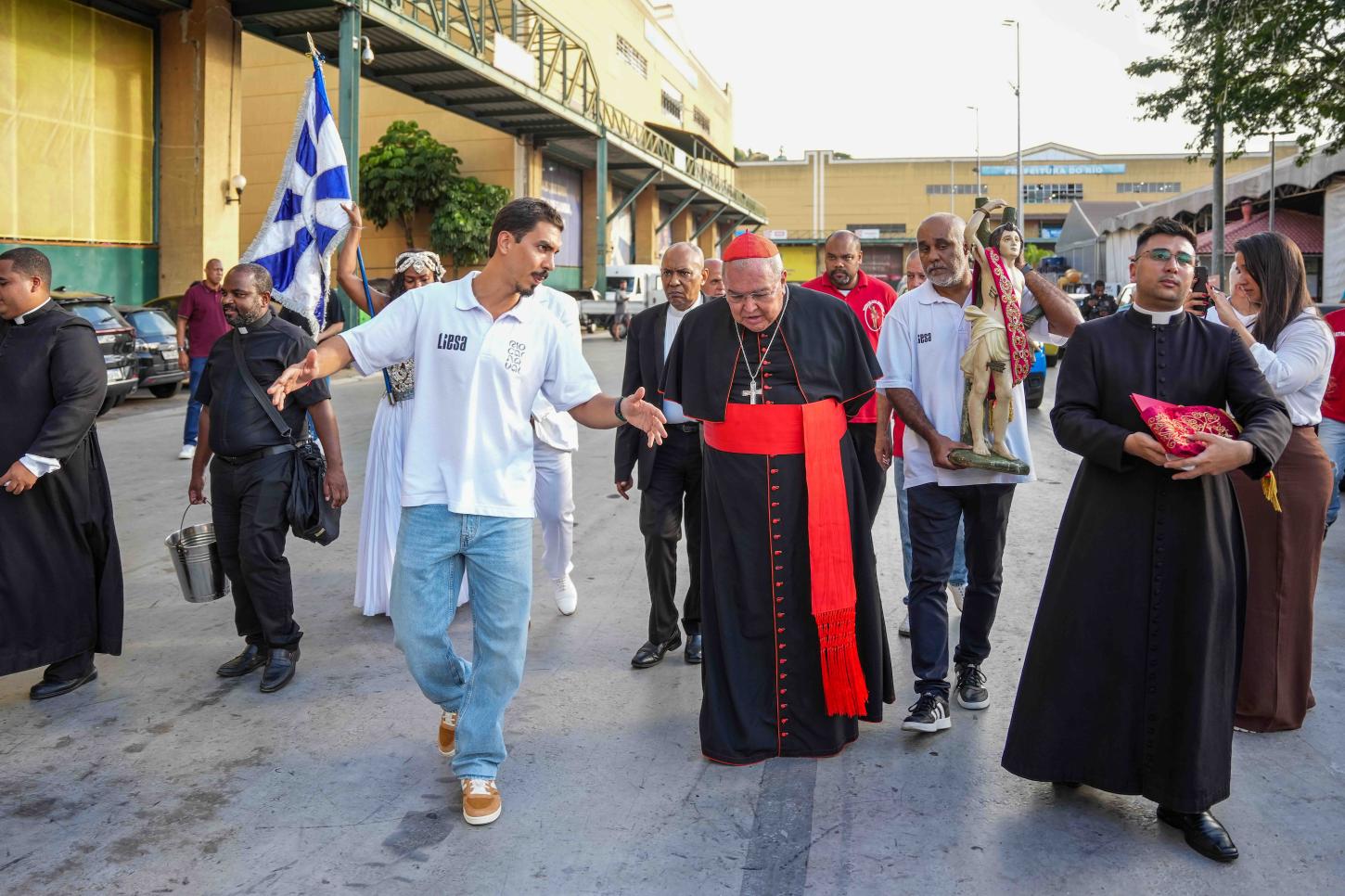 Cidade do Samba recebe a visita do arcebispo do Rio de Janeiro.