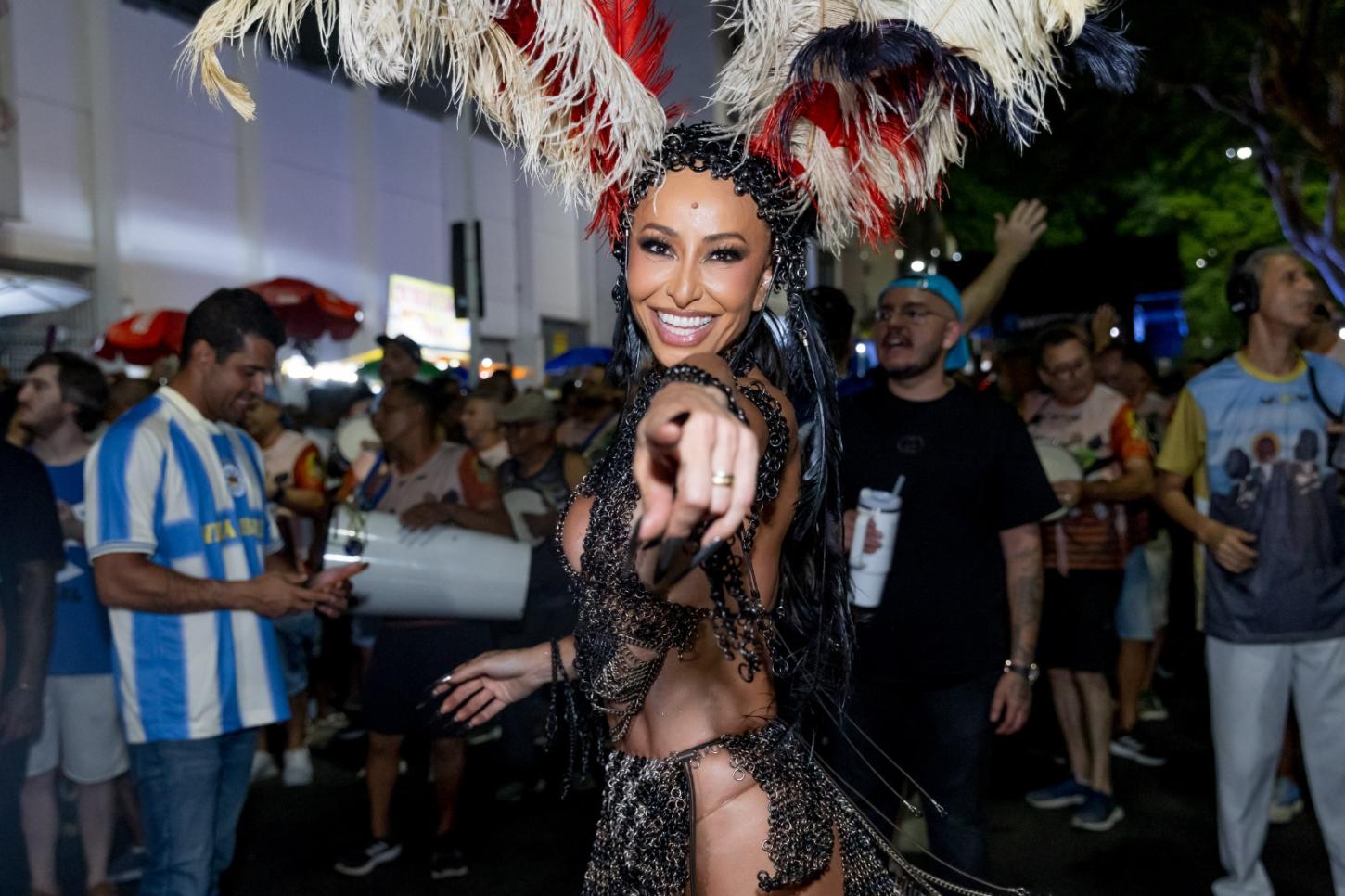 Unidos de Vila Isabel encerra temporada de ensaios de rua e entra na reta final rumo ao Carnaval 2026