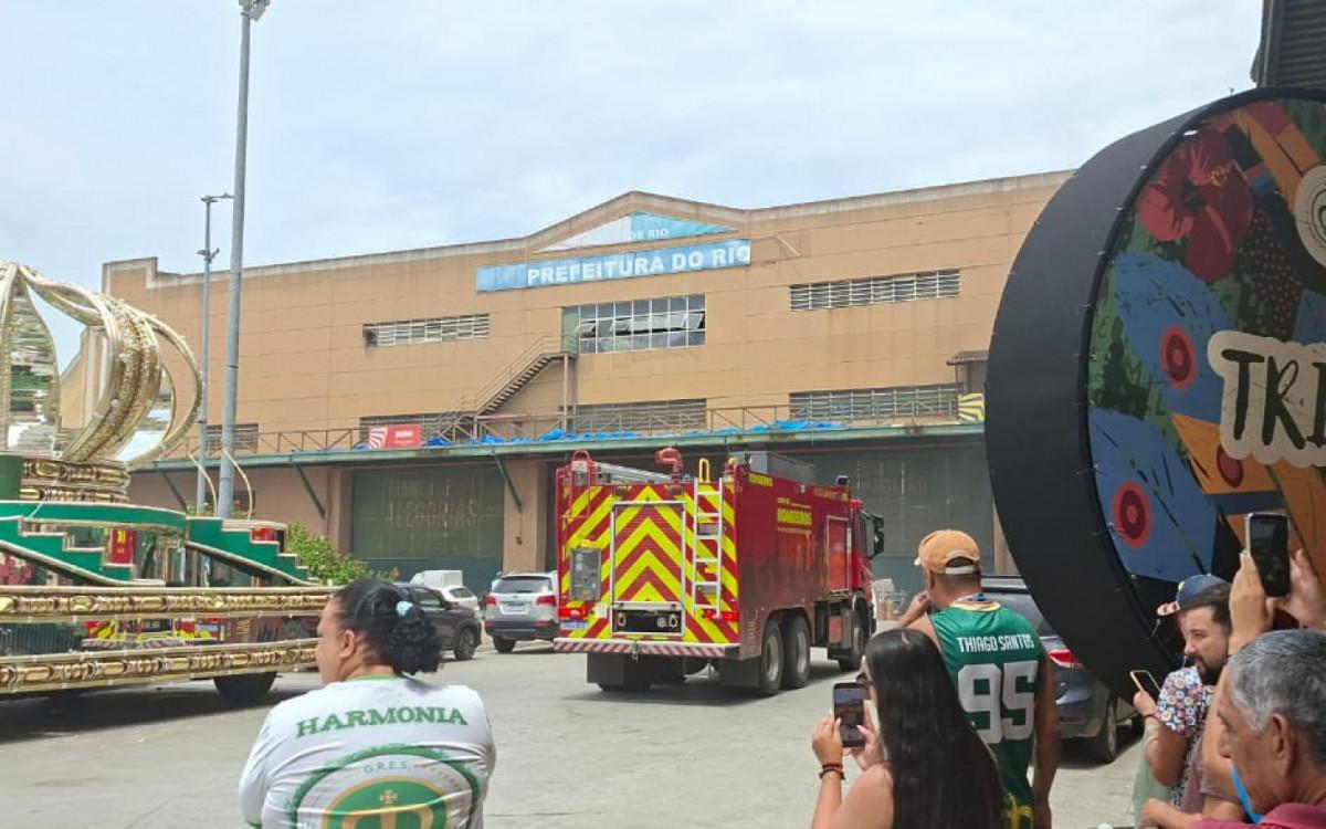 Barracão da Grande Rio é atingido por princípio de incêndio na Cidade do Samba