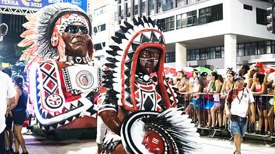 Circuito Bira Presidente transforma a Avenida Chile em polo do Carnaval de rua no Centro do Rio.