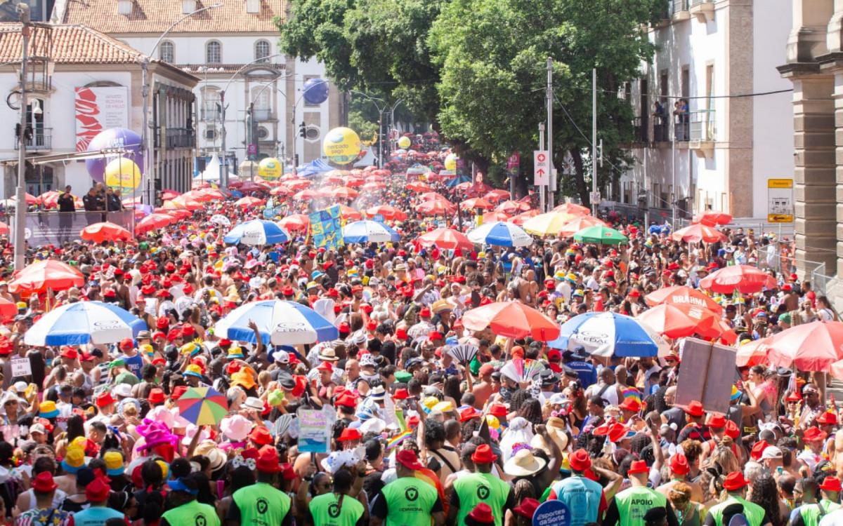 Cordão da Bola Preta arrasta multidão no Centro do Rio no Carnaval 2026