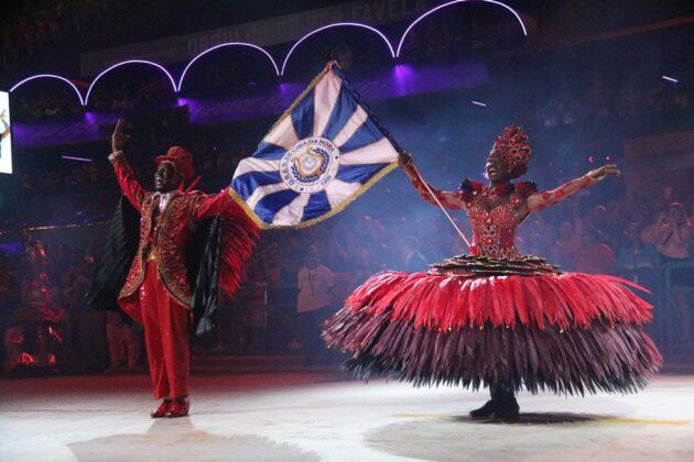 Em Cima da Hora Brilha nas Fantasias, Mas Enfrenta Dificuldades de Evolução