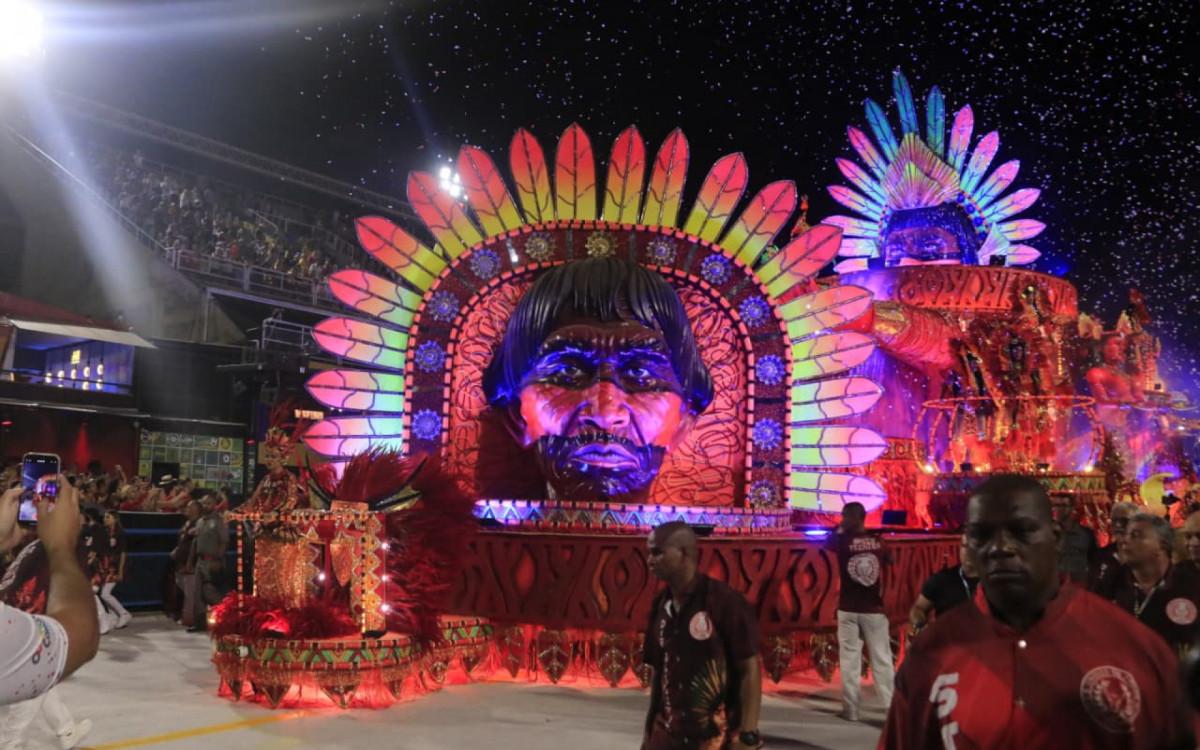 Engasgada com o rebaixamento, UPM desfila como escola de Grupo Especial