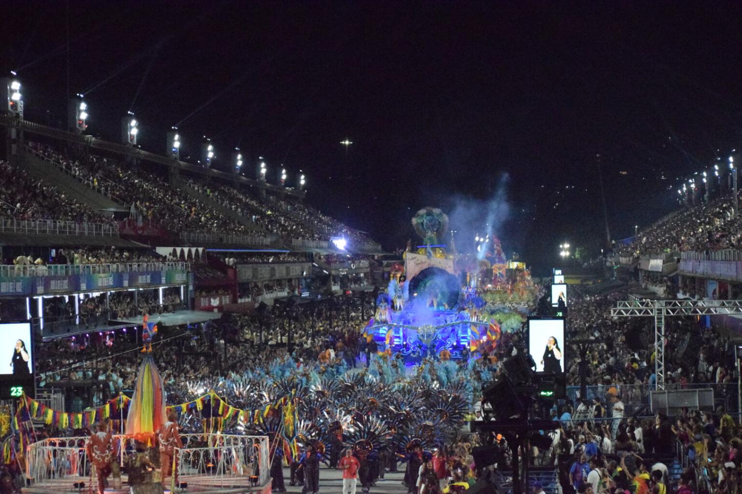 Inocentes de Belford Roxo transforma a Sapucaí em um “arraiá multicultural” com o calor de Pernambuco