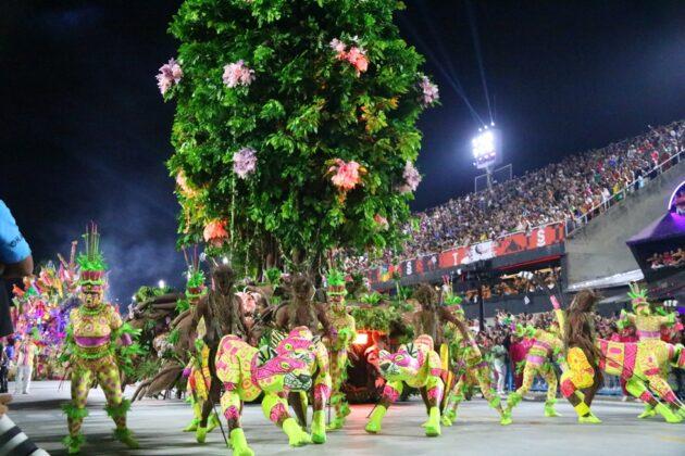 Mangueira encanta com visual primoroso e samba seguro