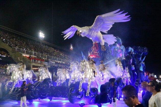 Portela mistura emoção e tensão em desfile marcado por falhas técnicas