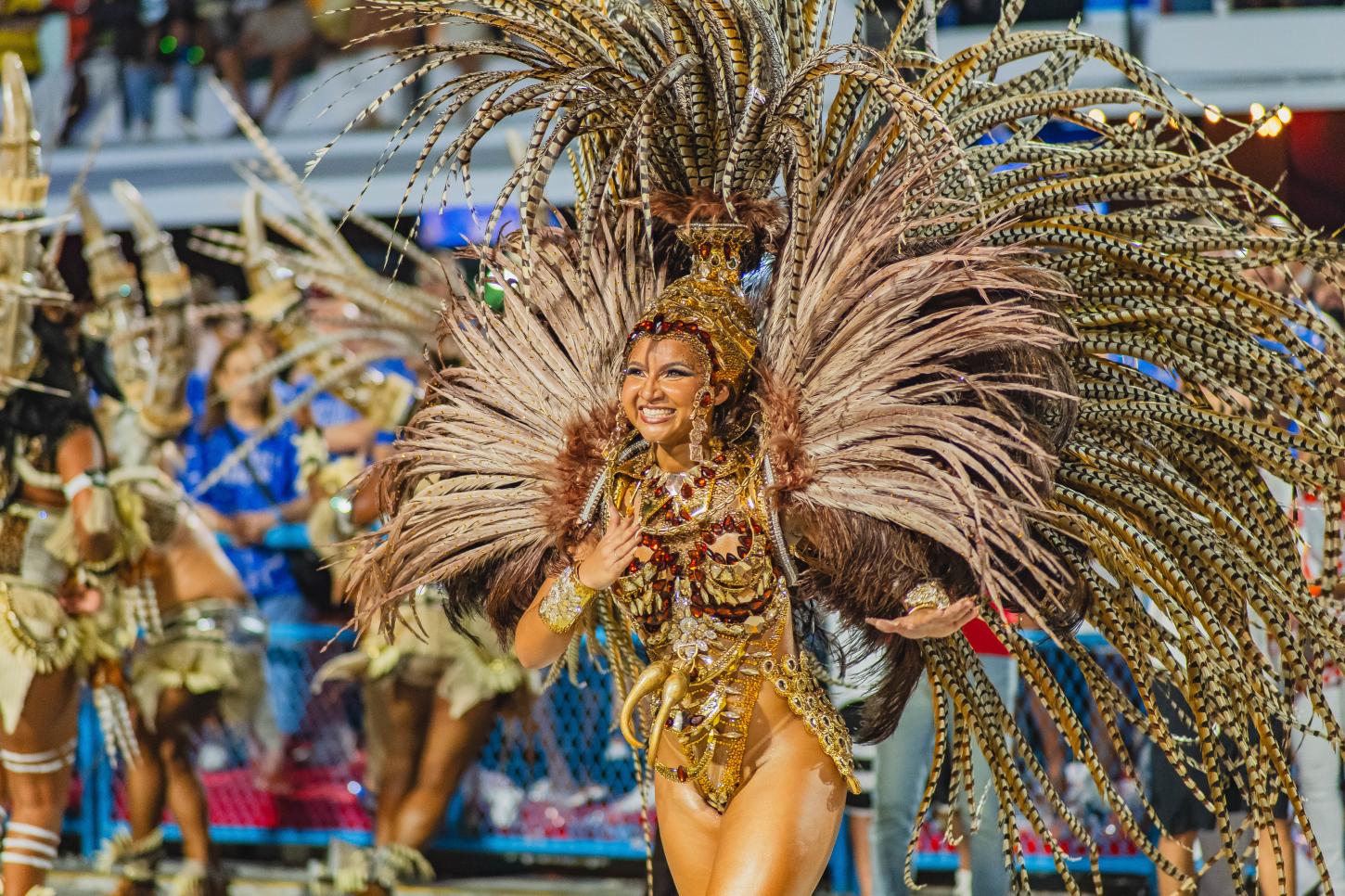 Rayane Dumont segue como rainha da União de Maricá na estreia no Grupo Especial