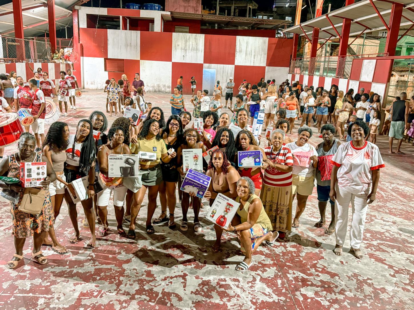 Acadêmicos do Salgueiro celebra o Dia das Mães com festa e distribuição de presentes no Morro do Salgueiro