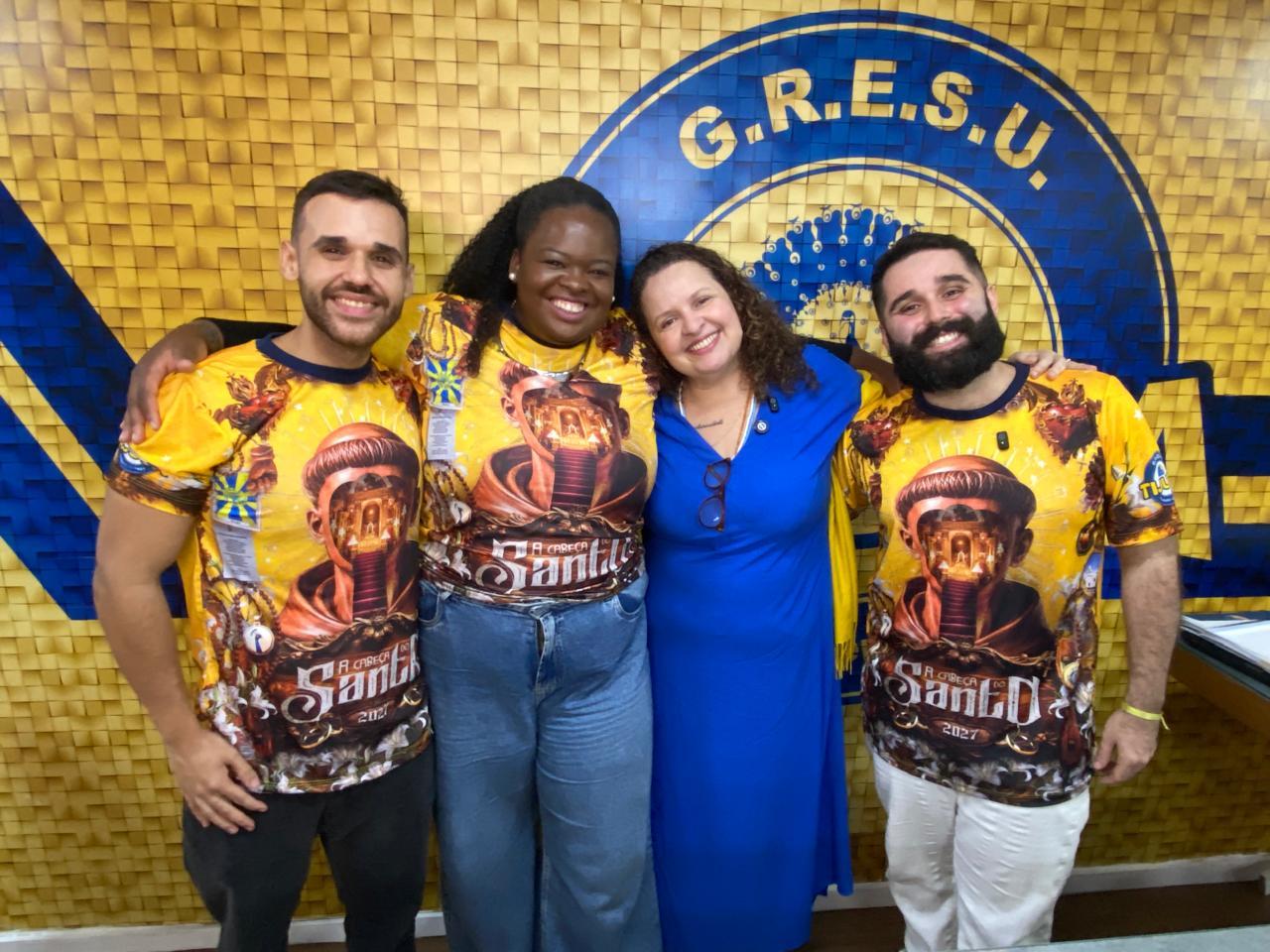 Socorro Acioli, autora do best-seller que inspirou o enredo 2027 da Unidos da Tijuca, visita barracão na Cidade do Samba