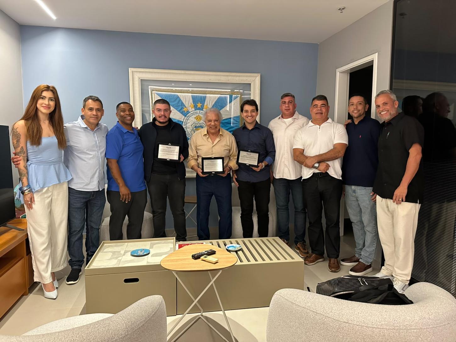 Instituto Celeiro de Bamba homenageia diretoria da Unidos de Vila Isabel em celebração de quatro anos de fundação e atuação das ações sociais.