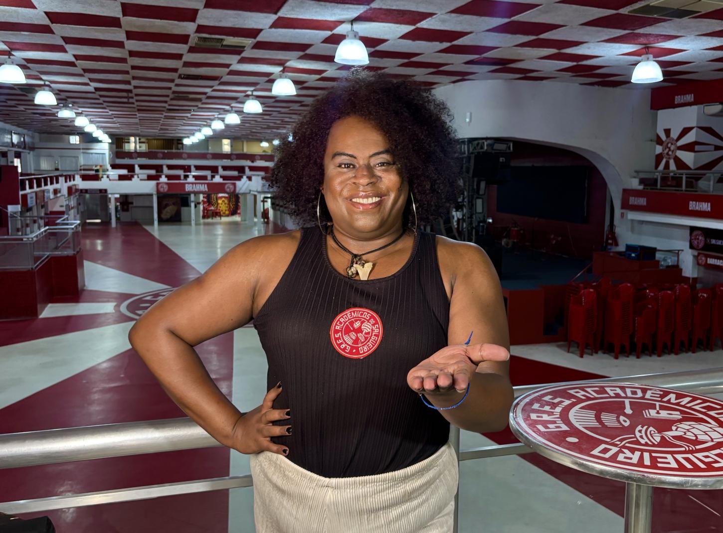 Cria do Salgueiro, Rihanna de Castro se torna coreógrafa de ala feminina e celebra espaço de criação para uma mulher preta e trans