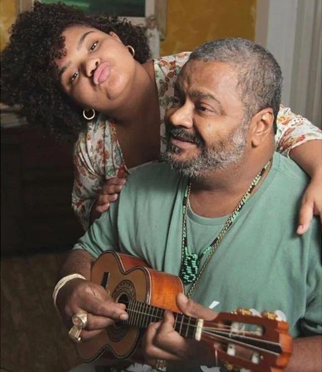 Flora e o pai Arlindo Cruz